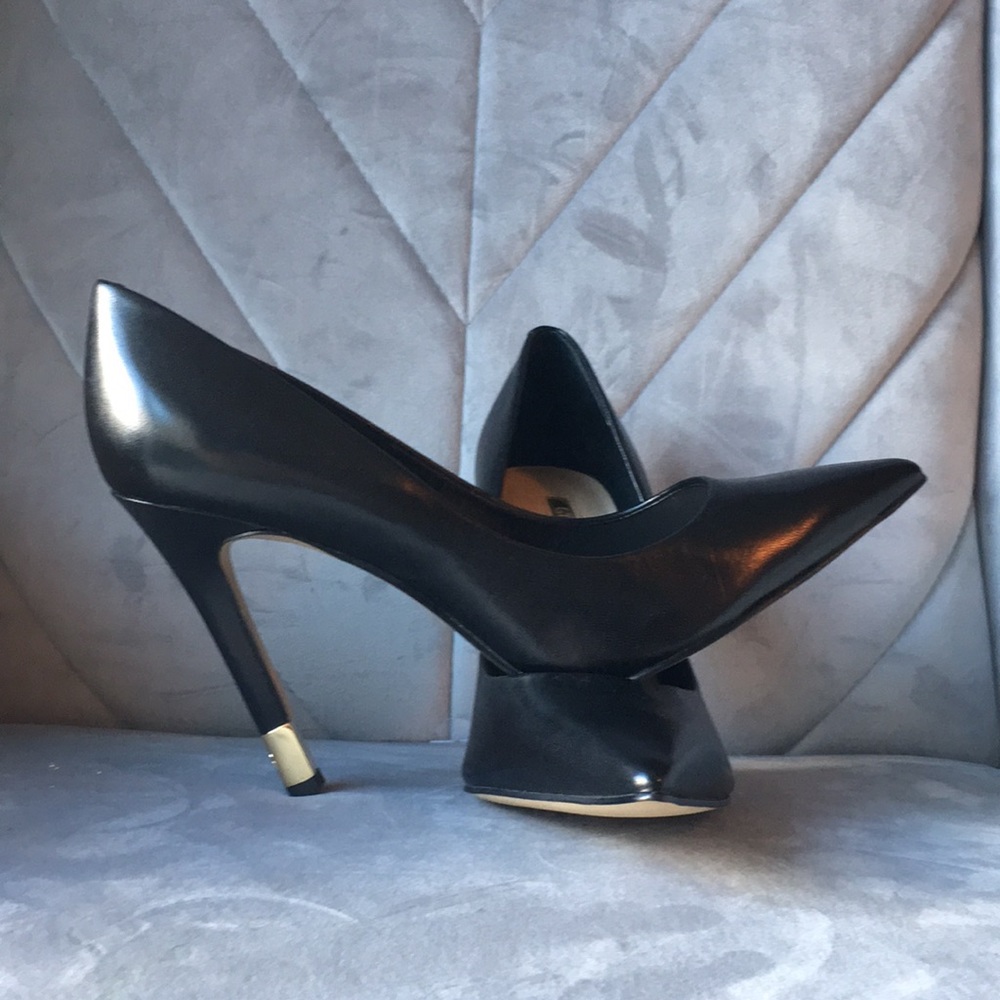 Gorgeous Guess black heels in AWESOME condition.